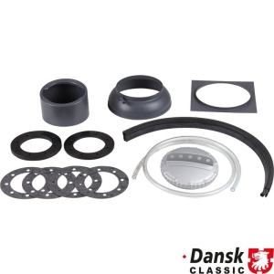 Zestaw wlewu paliwa RSR w komplecie z korkiem wlewu paliwa pomalowanym na srebrno. Ten zestaw umozliwi wlewanie paliwa przez srodek maski, gdy jest zamknieta